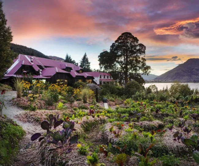 En regardant un hôtel à Queenstown à Sunset