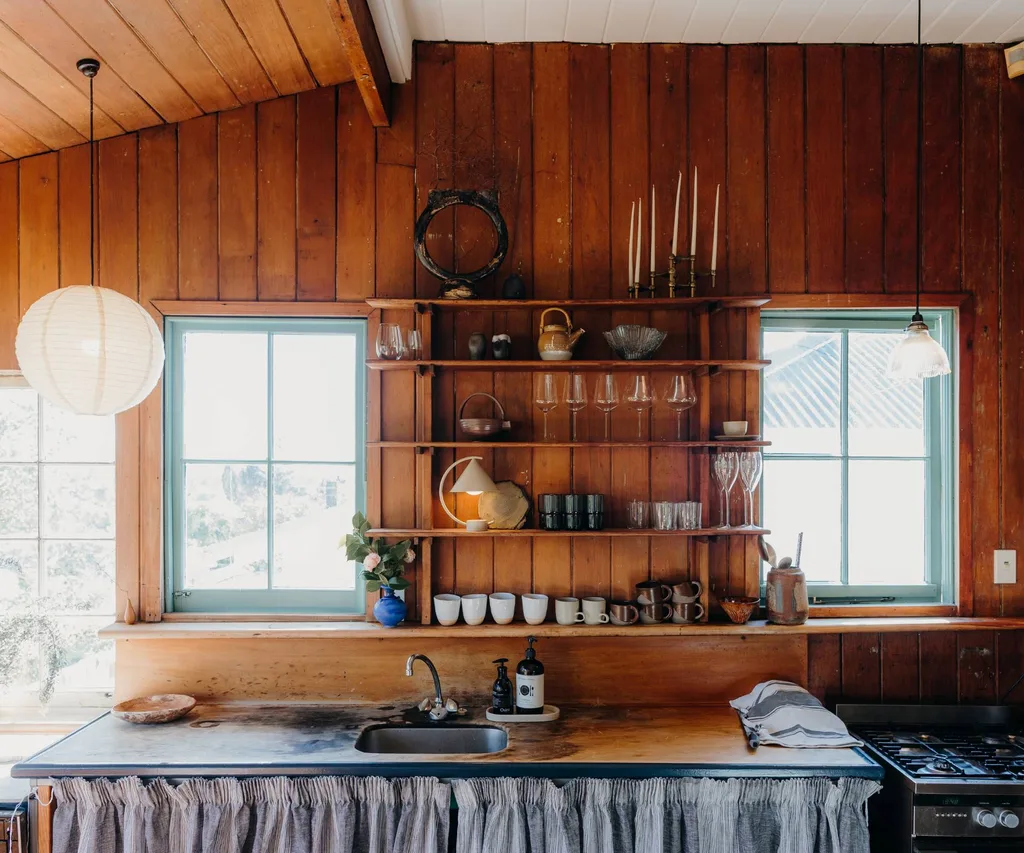 Cuisine comptoir rustique en bois avec tasses sur étagères