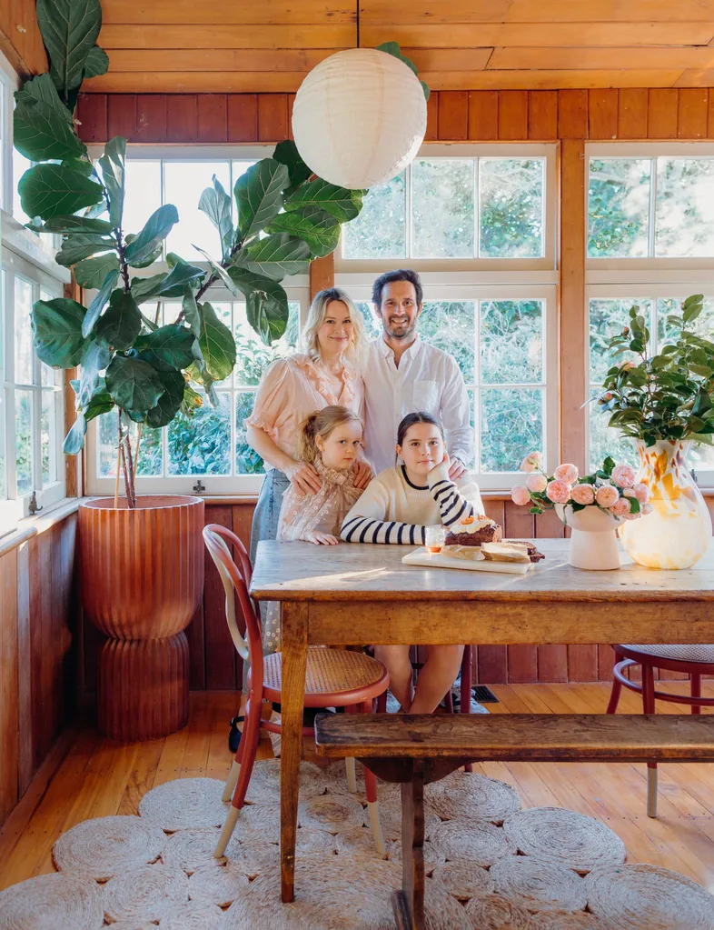 Gretchen Lowe avec sa famille dans la cuisine avec du gâteau et des fleurs
