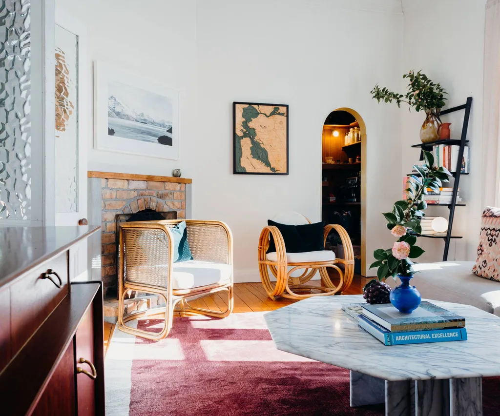Chaise de coussin en bois dans le salon avec une étagère de livre