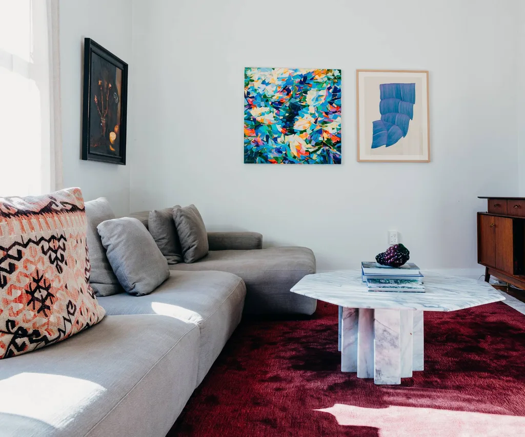 canapé gris et tapis bordeaux dans le salon