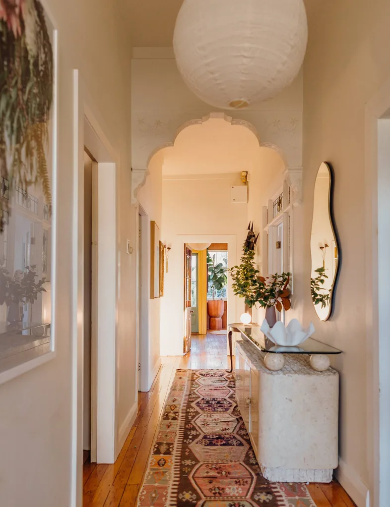 couloir avec tapis sur le sol