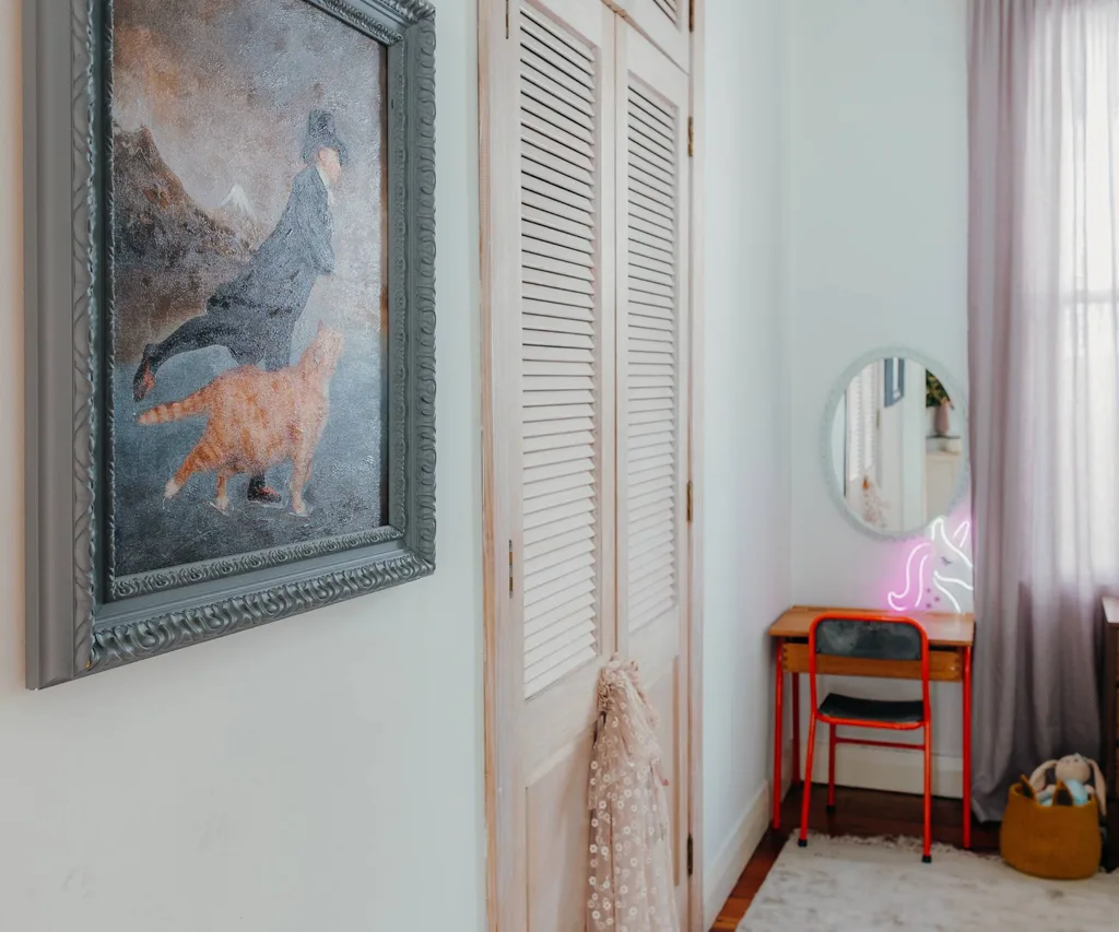 peinture de chat dans la chambre des enfants 