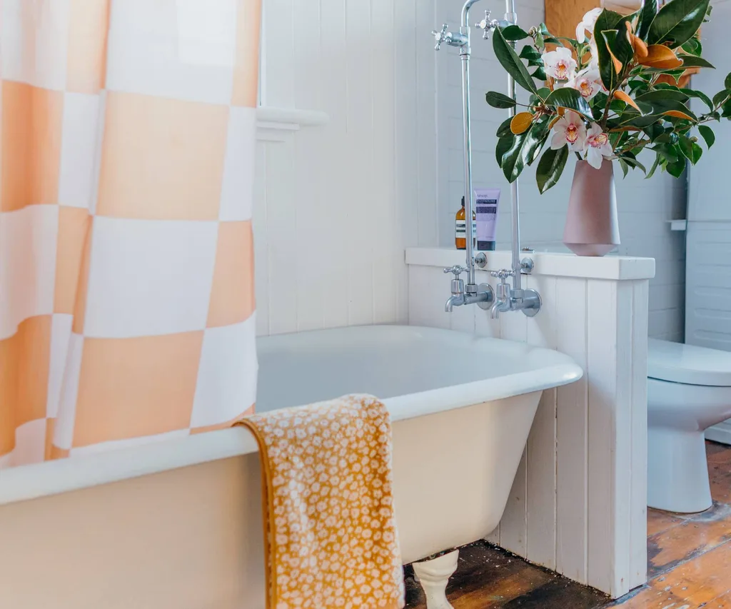 baignoire dans la salle de bain 