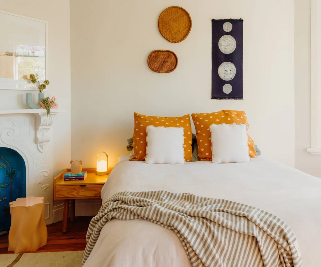 chambre à coucher avec décoration orange 