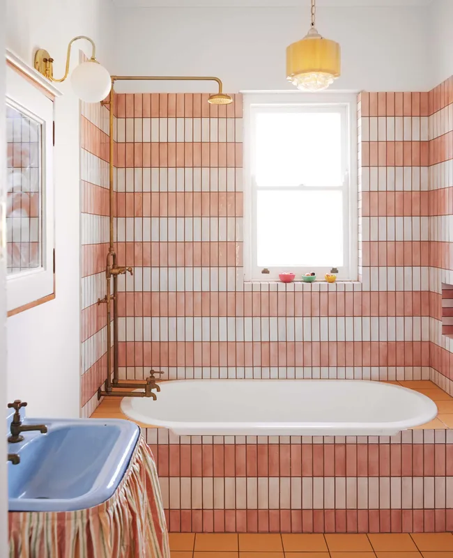 Une salle de bain carrelée rose et blanche inspirée de ceux des maisons de Retro Doll's