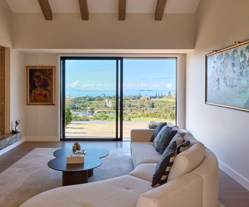 L'espace de vie de cette maison de Long Bay s'ouvre à des vues radicales sur le golfe de Hauraki à travers des portes coulissantes de Vantage