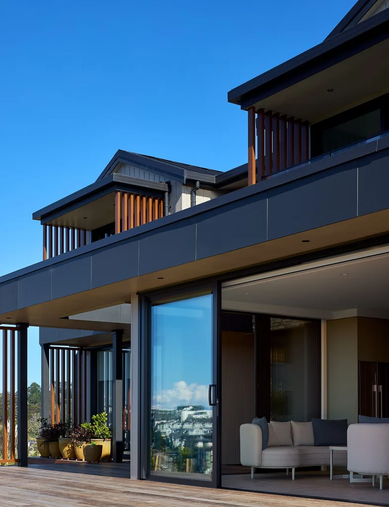 Pour compléter le revêtement en aluminium, les fenêtres de la série résidentielle de Vantage étaient des gousses de lin enduit de poudre et des couleurs appariées avec une fenêtre et une quincaillerie de porte ultérieures.