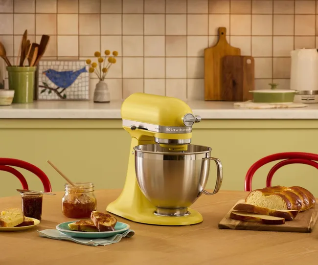 Un mélangeur de stand KitchenAid sur un banc de cuisine