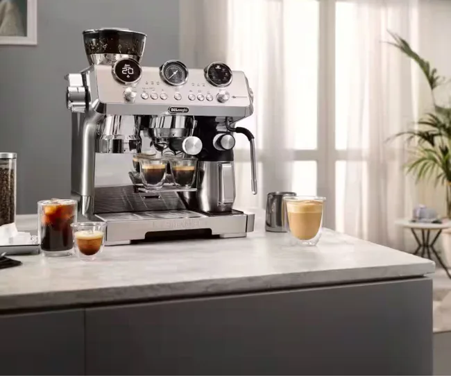 Une machine à café De'longhi dans une cuisine