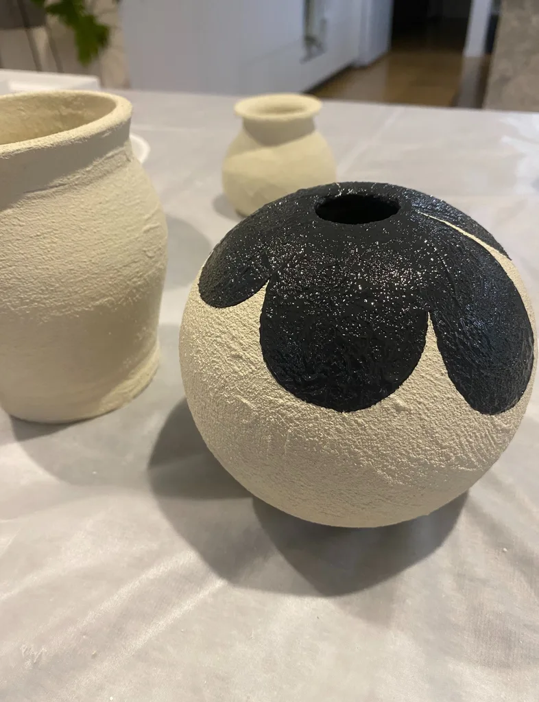 Peignez la poterie texturée dans vos couleurs préférées