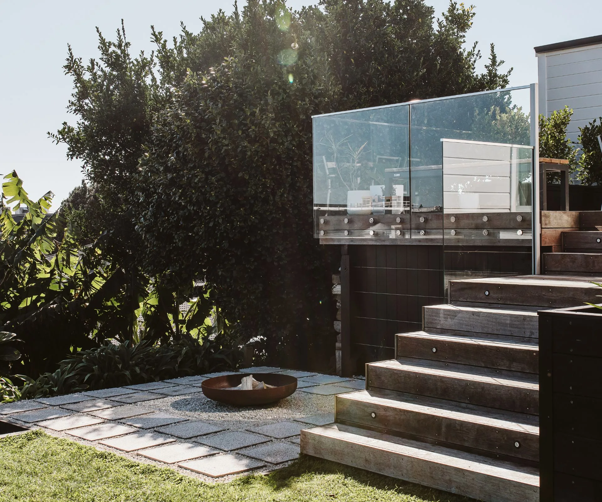 Le balcon et le foyer de la villa rénovée de New Plymouth
