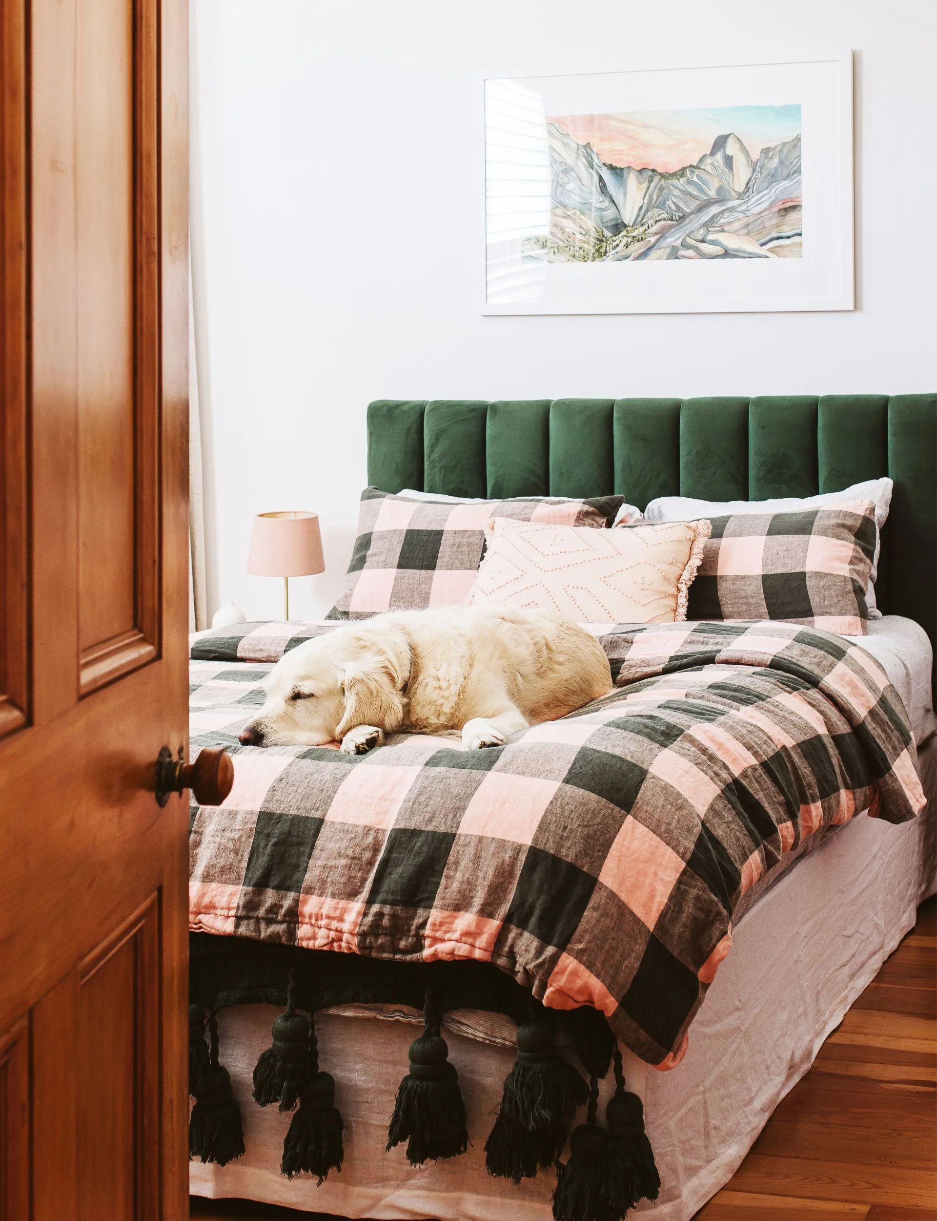 La chambre principale avec un chien golden retriever endormi sur le lit