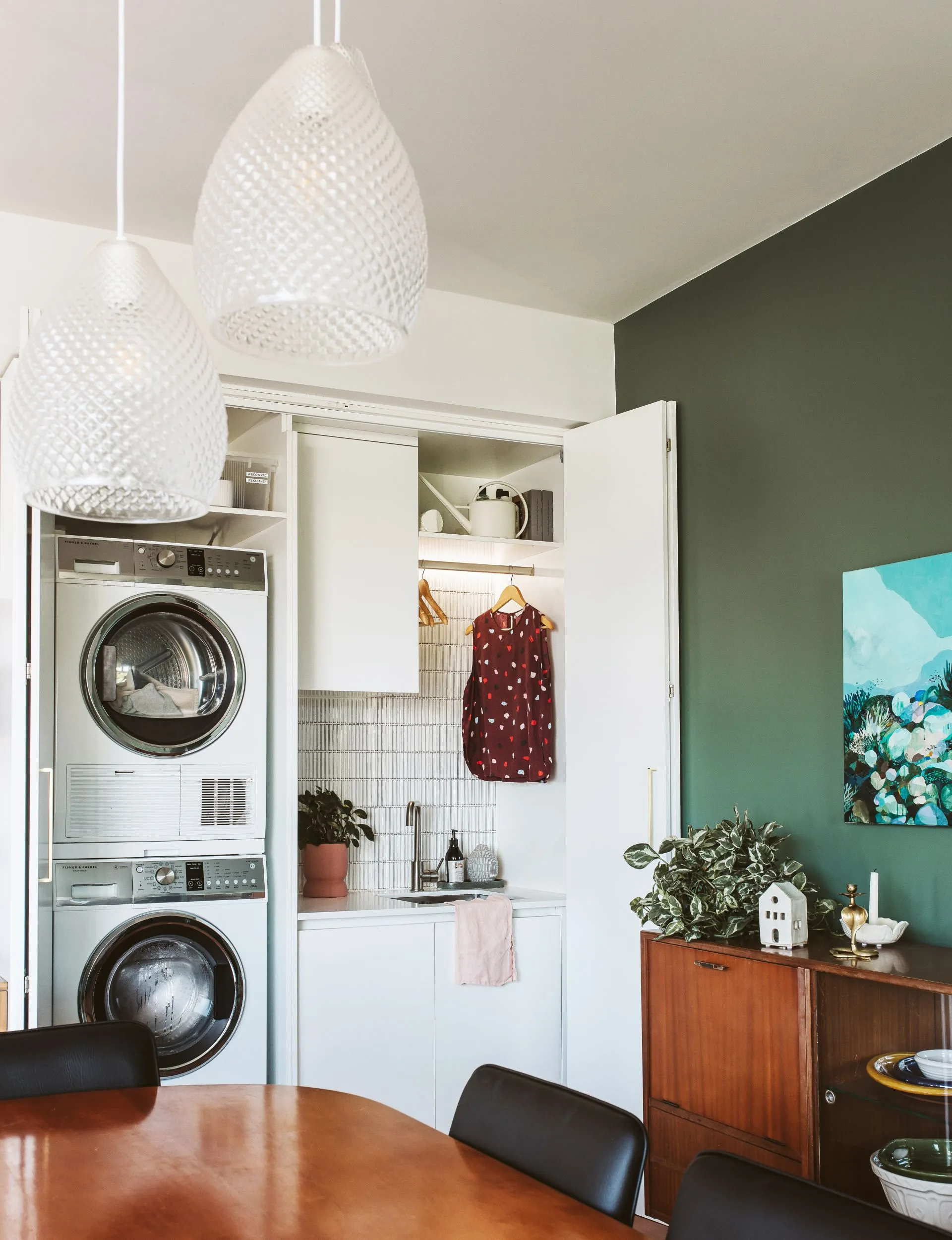 La villa rénovée de New Plymouth dispose d'une buanderie cachée derrière la table de la salle à manger