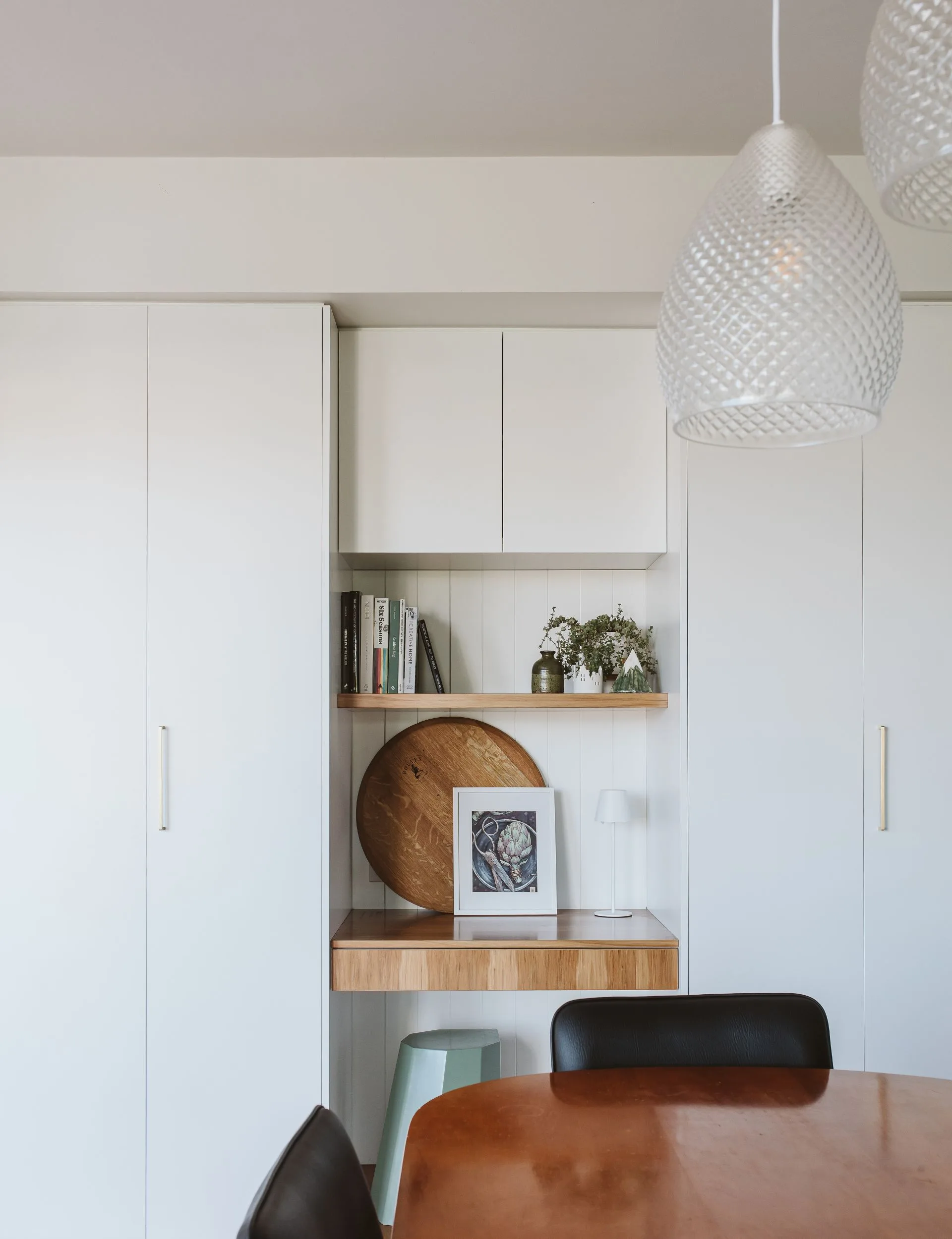 La table de salle à manger rénovée de la villa New Plymouth avec un coin bureau derrière