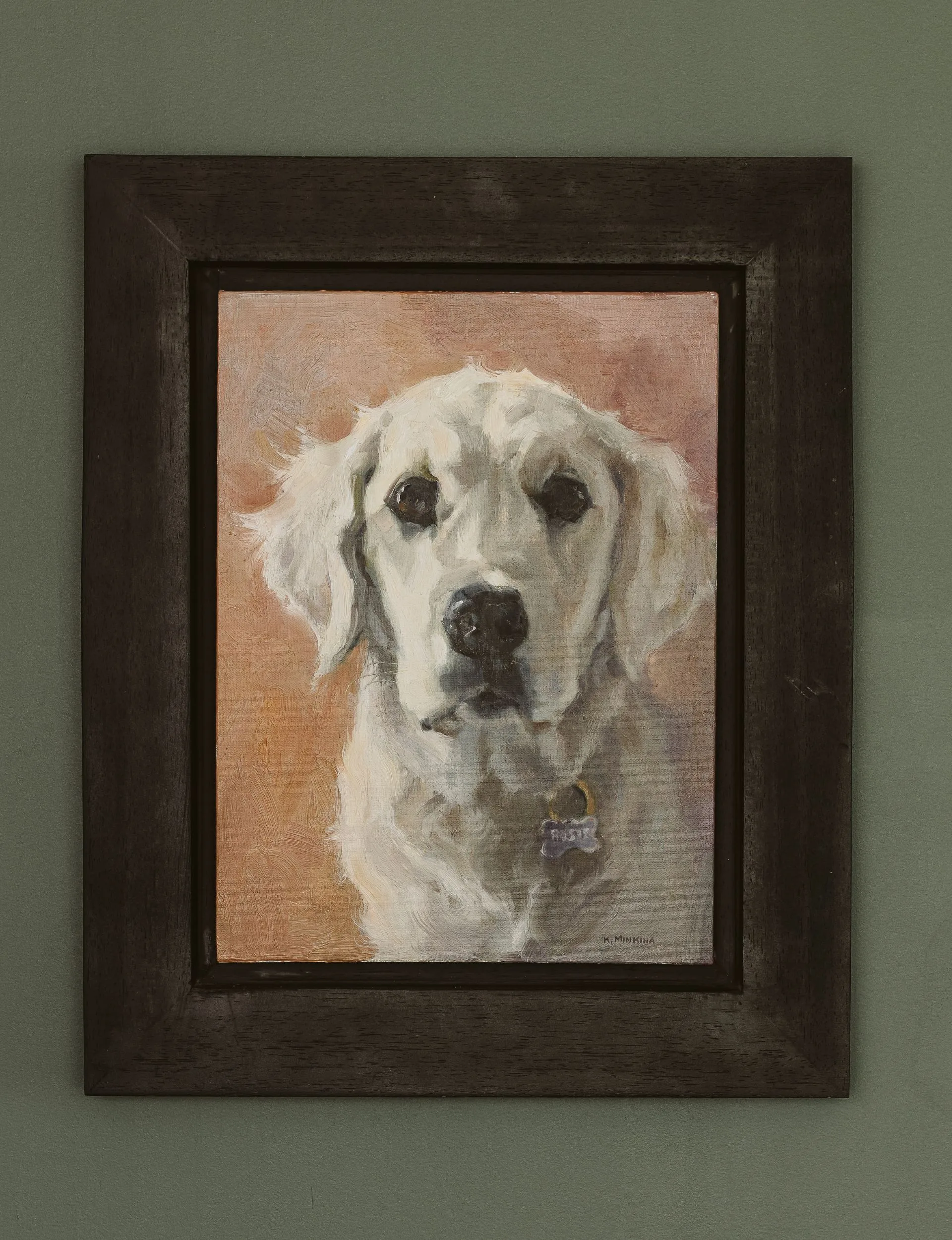 Un haletant d'un chien golden retriever dans un cadre noir sur un mur vert