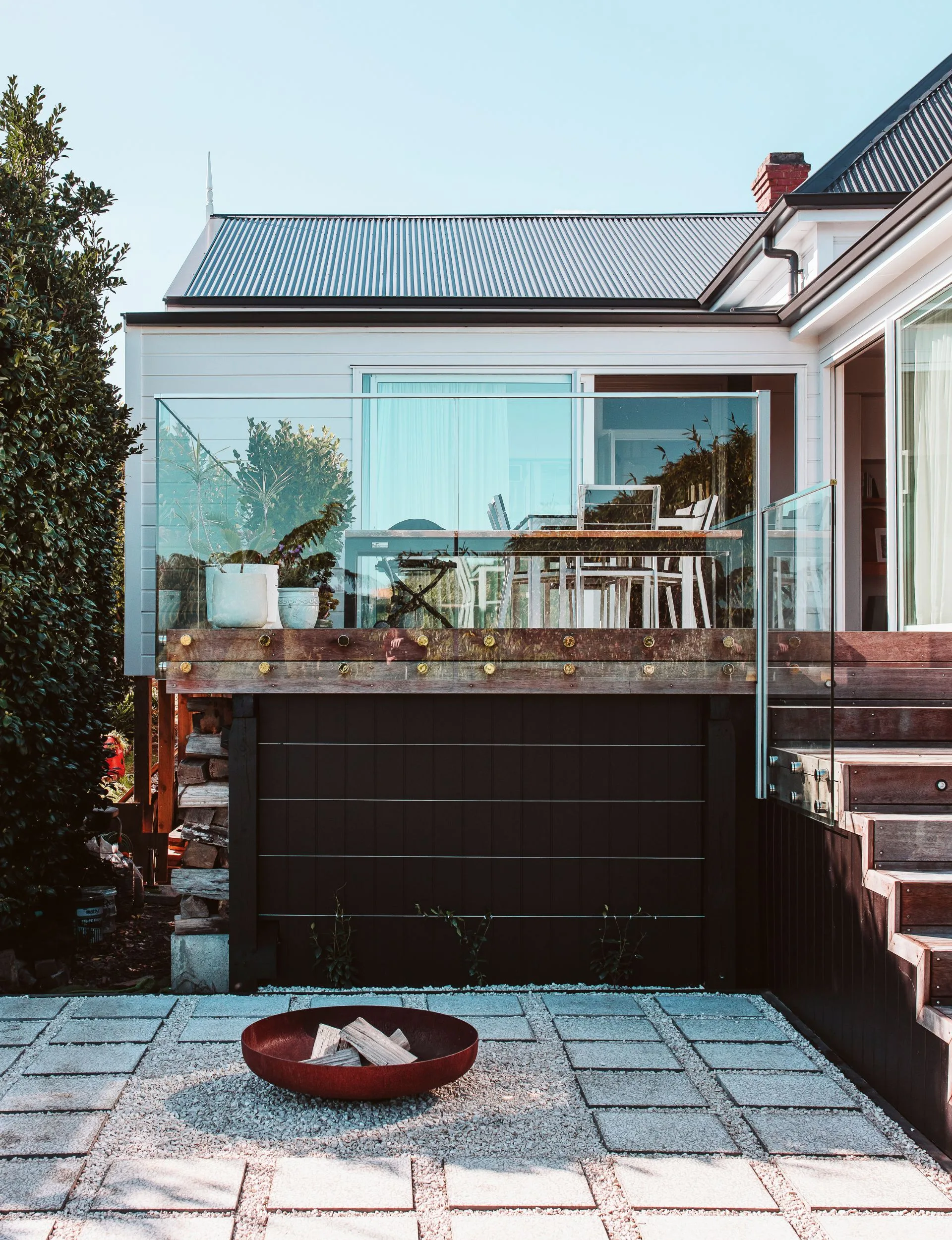 Le balcon et le foyer de la villa rénovée de New Plymouth