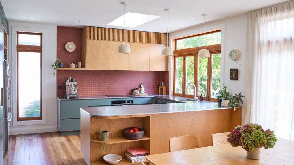 À l'intérieur d'un bungalow lumineux rénové en périphérie de la ville d'Auckland