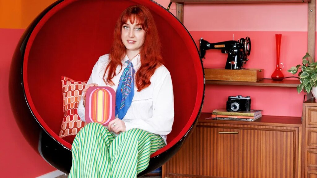 Comment l'artiste Kayla Bacon est passée d'électricienne automobile à peintre psychédélique