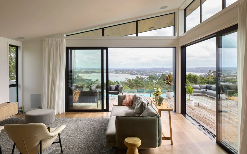 Cette maison Greenhithe maîtrise l'art de faire entrer l'extérieur