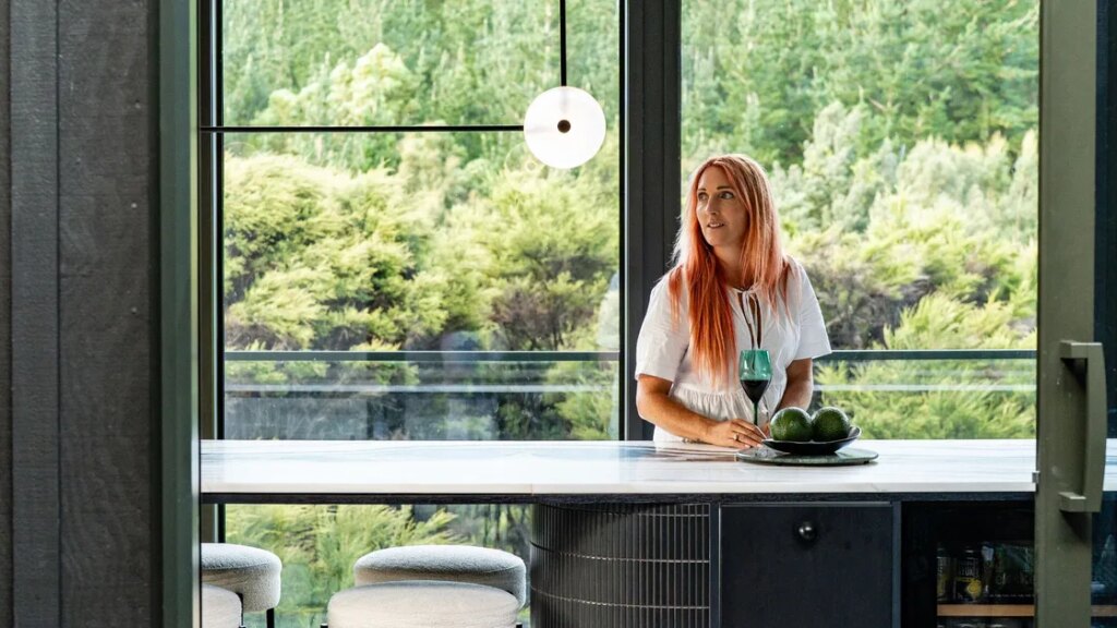 À l'intérieur d'une maison de la baie de Taupo conçue pour disparaître dans la nature