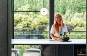 À l&rsquo;intérieur d&rsquo;une maison de la baie de Taupo conçue pour disparaître dans la nature
