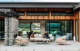 Au milieu des vignes : à l&rsquo;intérieur de cette maison de campagne moderne et unique en son genre
