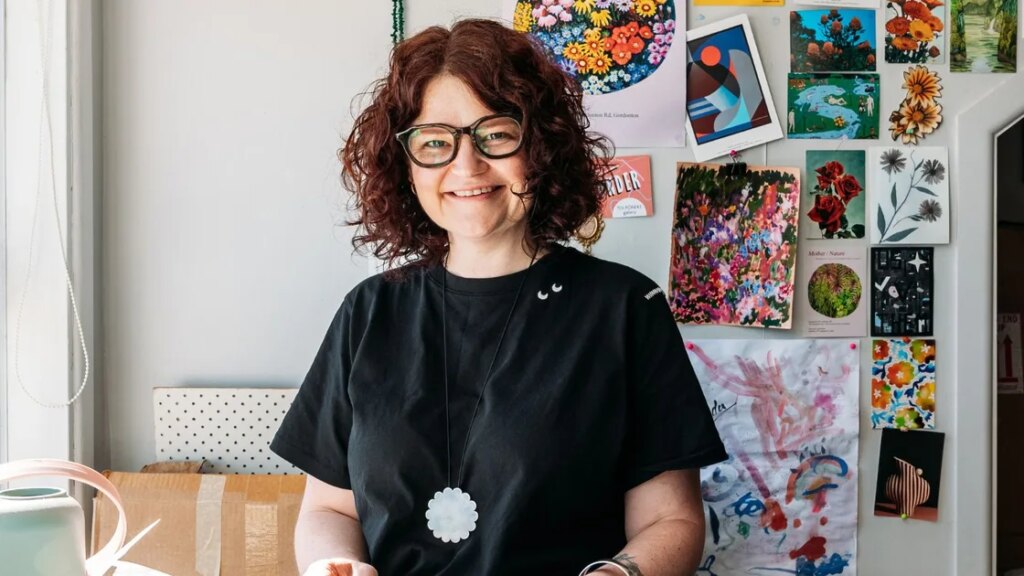 Le monde coloré de matériaux réutilisés de l'artiste Alice Alva
