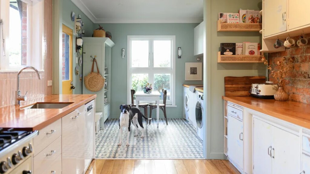 Peint avec personnalité : à l'intérieur d'une maison remplie d'art populaire