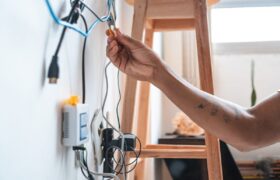 12 Façons ingénieuses de dissimuler tous les câbles dans votre maison