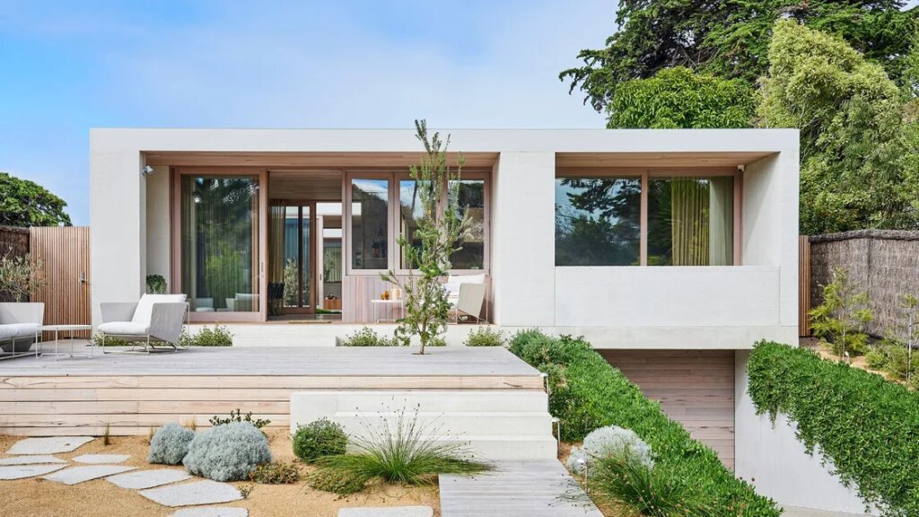 À l’intérieur d’une maison côtière minimaliste et organique
