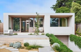 À l’intérieur d’une maison côtière minimaliste et organique
