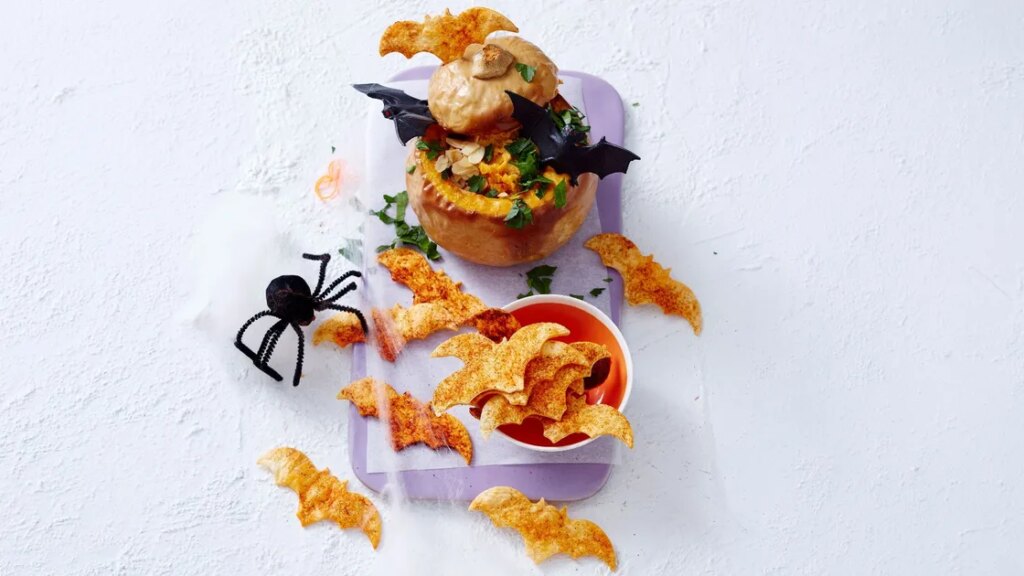 Recette d'Halloween : Houmous au chaudron de citrouille avec ongles feuilletés et trempettes croustillantes de chauve-souris