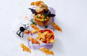 Recette d&rsquo;Halloween : Houmous au chaudron de citrouille avec ongles feuilletés et trempettes croustillantes de chauve-souris