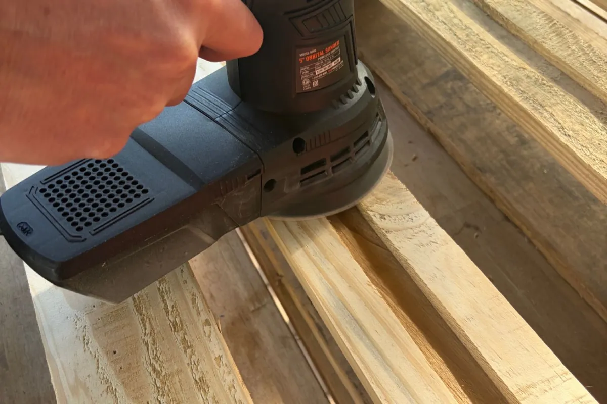 Using the dual grips on the Wen 3.7-Amp Variable Speed Random Orbital-Sander.j