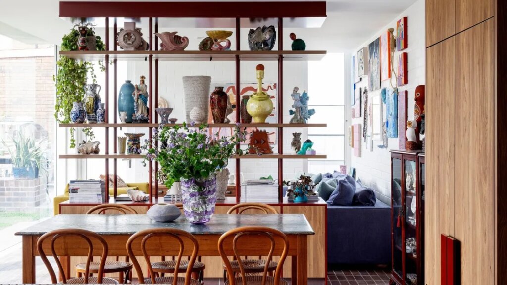 Entrez dans ce bungalow californien avec un studio d'art intégré