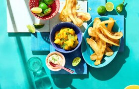Chips de plantain à la crème de citron vert et salsa de mangue épicée