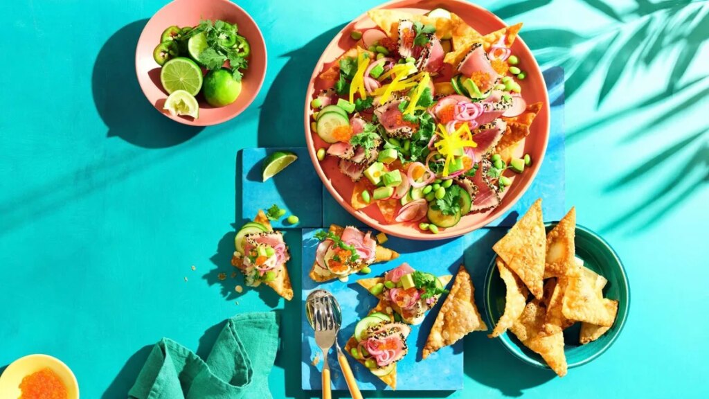 Nachos au thon albacore, cornichons et wontons frits