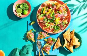 Nachos au thon albacore, cornichons et wontons frits