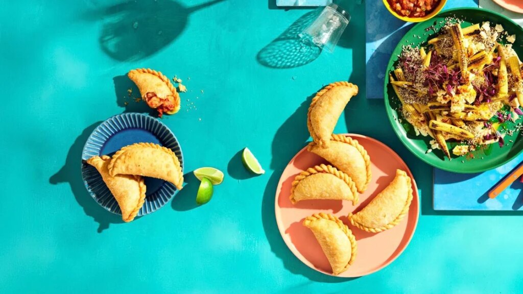 Empanadas de crevettes et tomates avec sauce picante