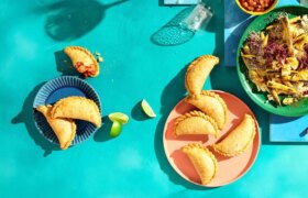 Empanadas de crevettes et tomates avec sauce picante