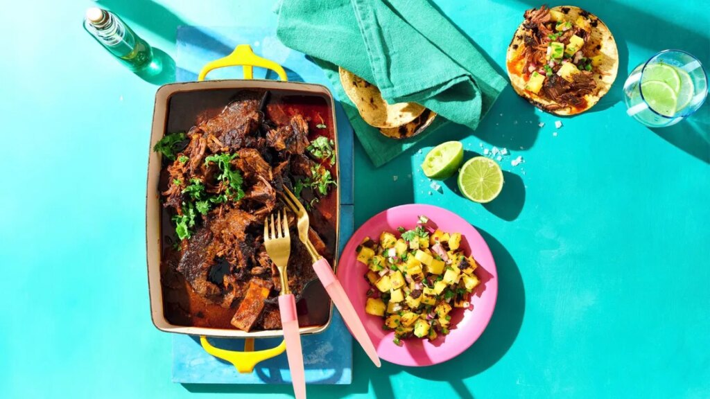 Côtes levées de bœuf Birria avec salsa d'ananas carbonisé