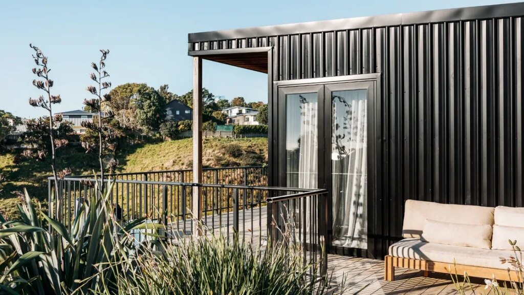 À l'intérieur d'une maison côtière construite en harmonie avec le territoire