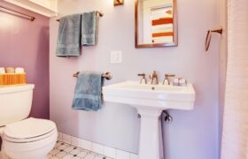 12 idées de rénovation de salle de bains à petit budget que vous pouvez faire vous-même