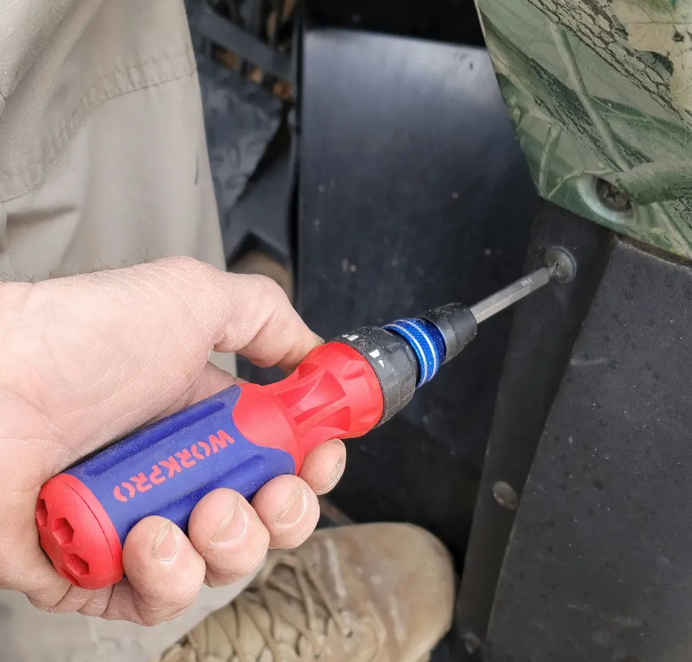 Ratcheting screwdriver in use